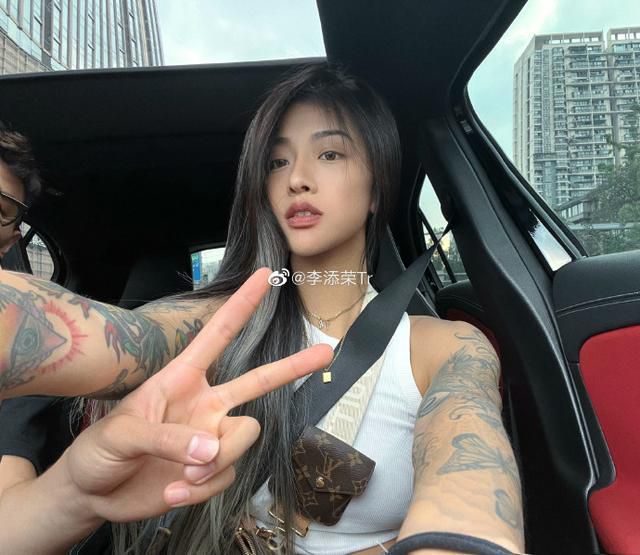 被女同学哄骗穿上女装还被绑起来